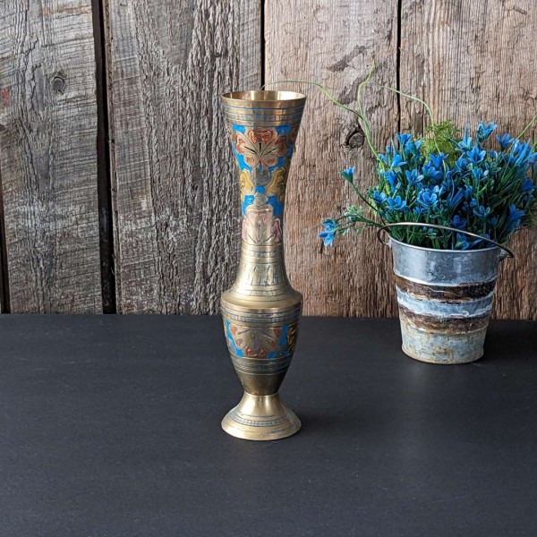 Vase en laiton gravé et coloré